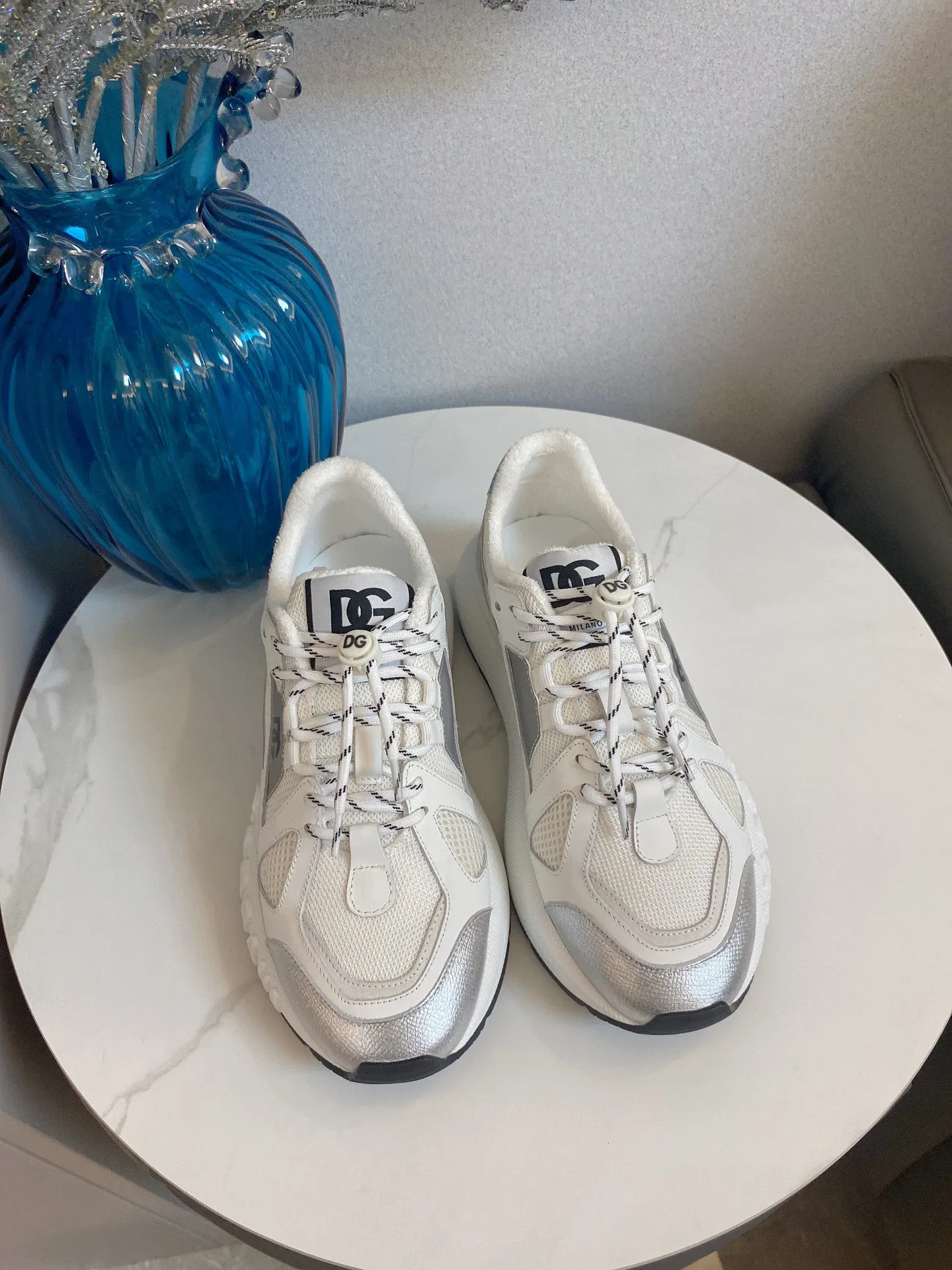 Men's men's shoes💰580 Dolce&Gabbana Dolce & Gabbana's latest popular D&G couple's dad shoes Airmaster series casual sports shoes original purchase development and production Airmaster shoes draw inspiration from Daymaster's iconic shape, while lightening the middle part of the sole to present a more sporty appearance. Nylon upper with contrasting suede and calfskin details. The tongue, heel and back sole are embellished with the DG logo, and the micro-injection logo rubber label is the icing on the cake. Exquisitely packaged at the delivery counter🛍📦 ▪️ Fabric: Original imported first-layer cowhide ▪️ Lining: Customized breathable towel lining ▪️ Sole: Original molded PU+TPU material ▪️ Bottom thickness: 5CM ▪️ Size: Women's 35-40/Men's 39-44 (45 46 customized)